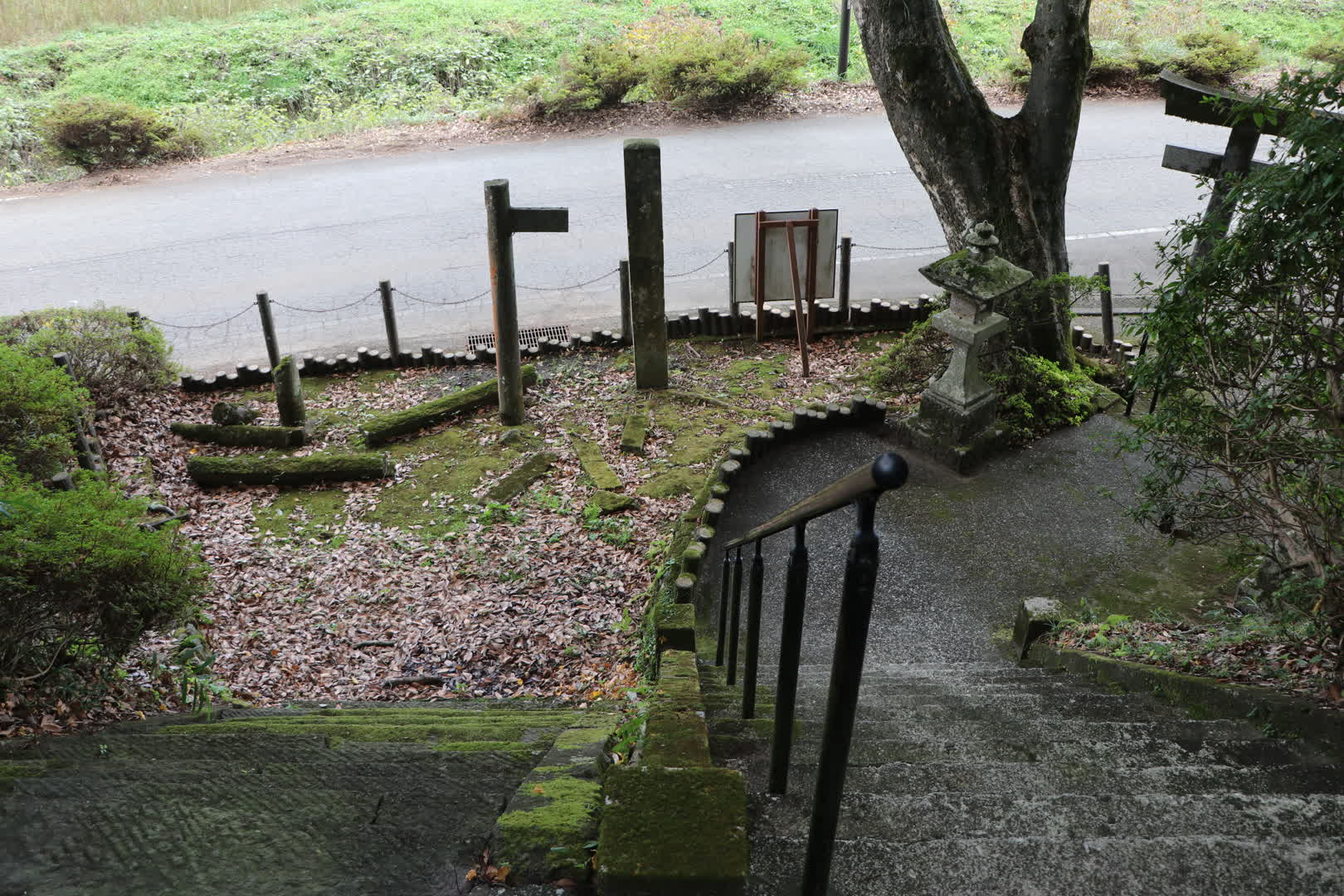 火雷神社を本殿サイドから見る
