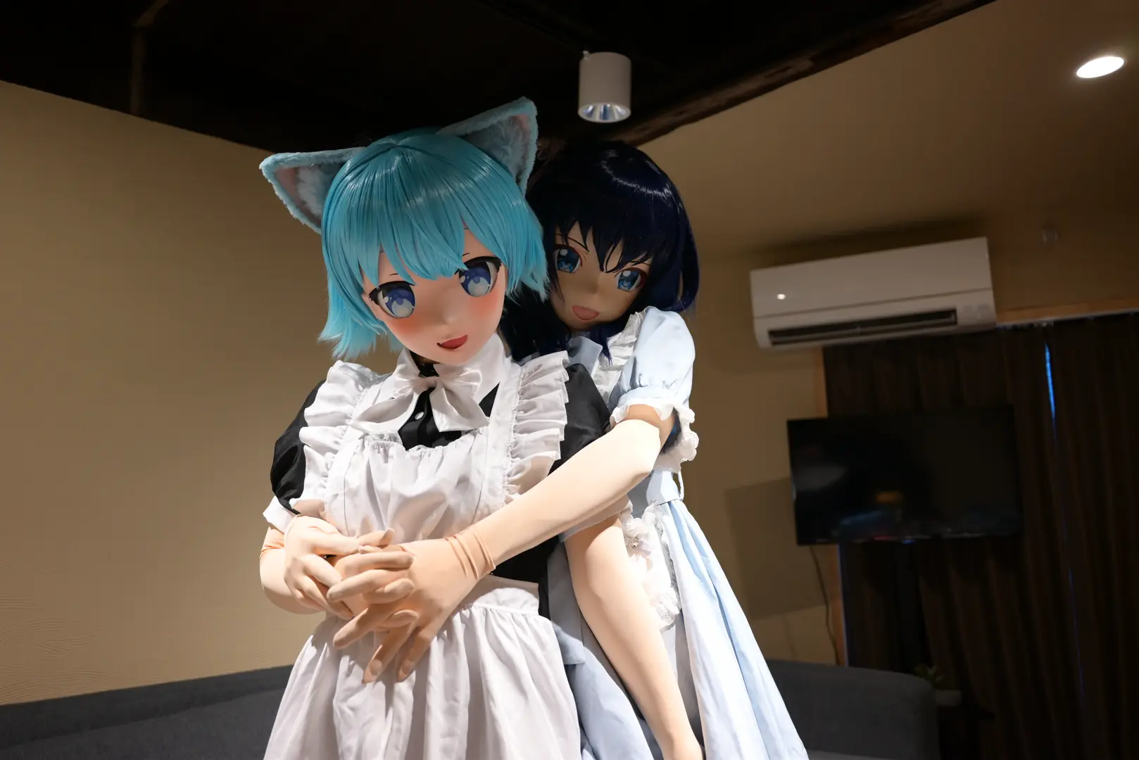 くっしーさんの村上さんに後ろからハグをするOsumi Akari。せとさん( https://d.kg-misskey.net/@z )撮影。2025/08/30 着ぐるみすきー!オフにて。