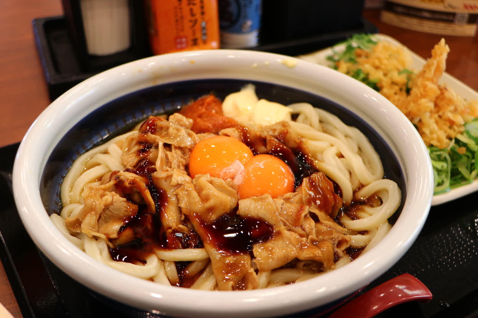 丸亀製麺「こく旨豚玉ぶっかけうどん」の得サイズ。2026年3月撮影。