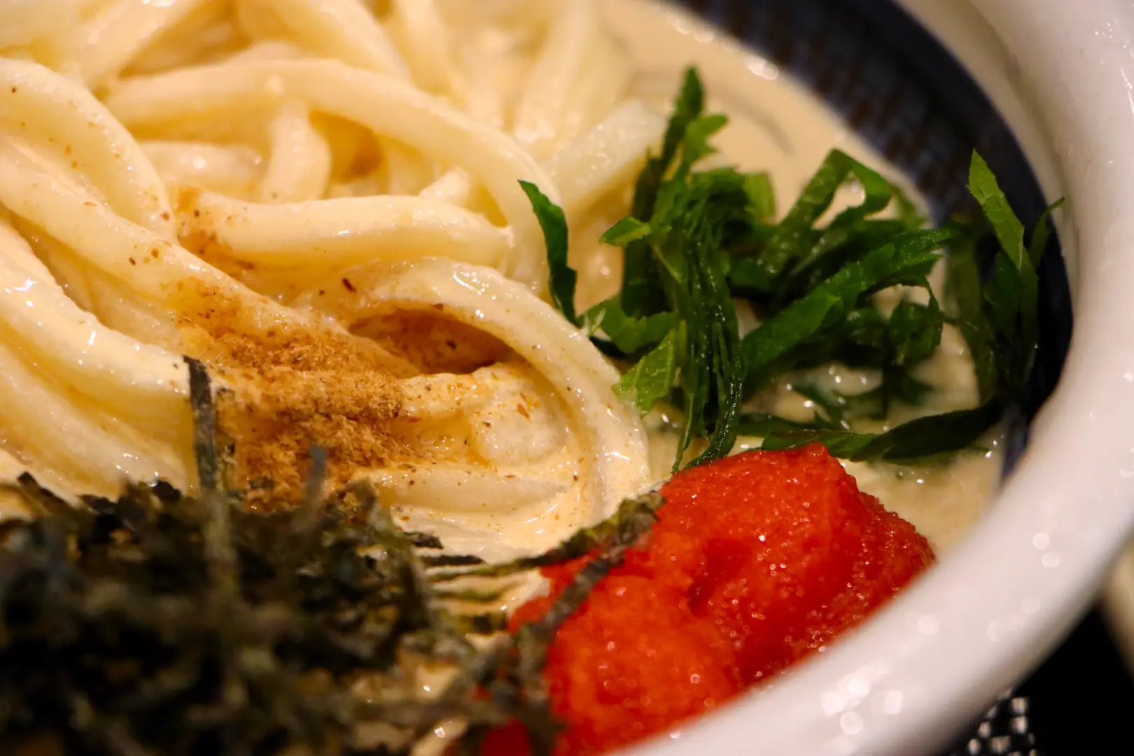 冷やし明太クリームうどんのトッピング部分にズームしている