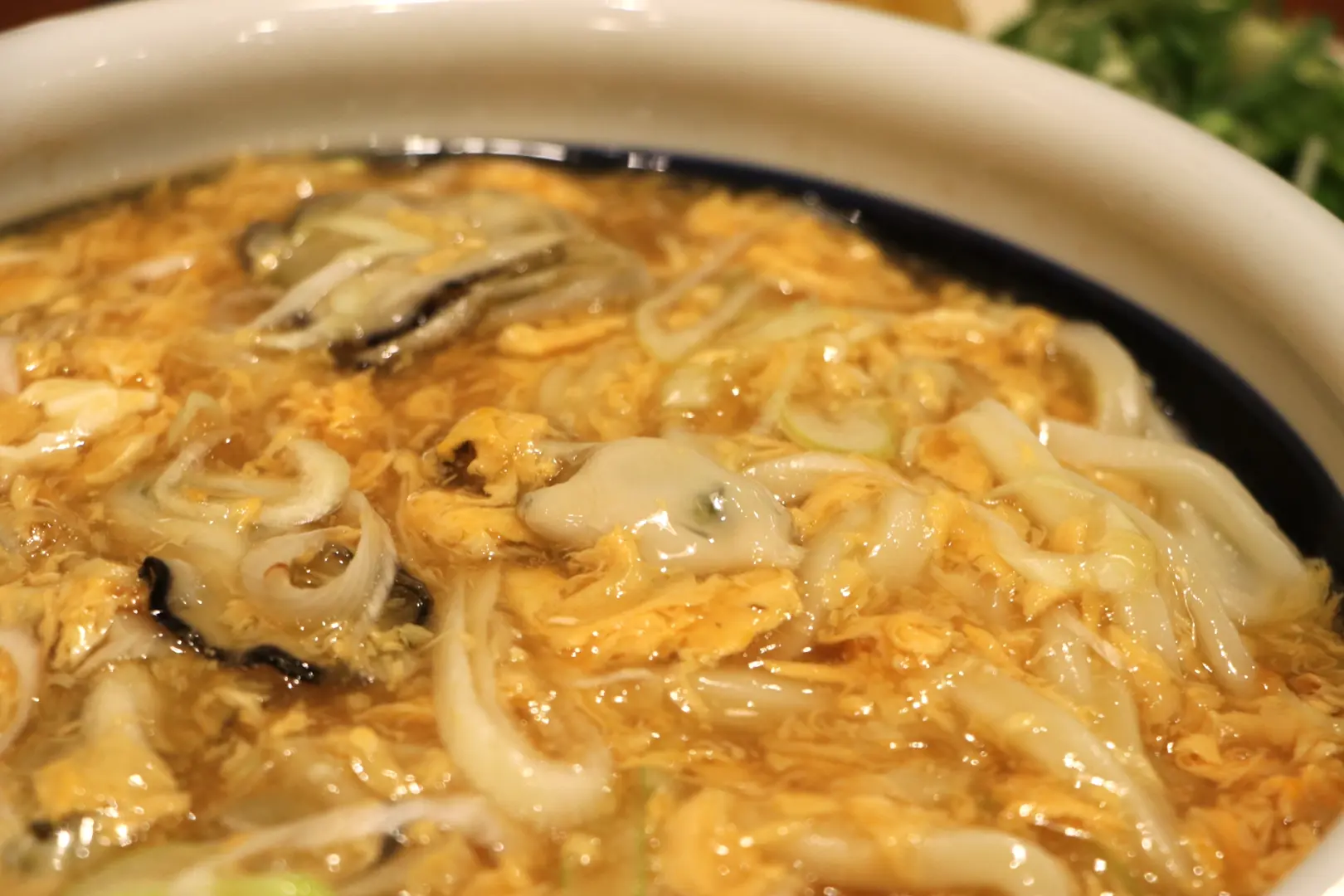 丸亀製麺の「牡蠣たまあんかけうどん」。2025年11月撮影。