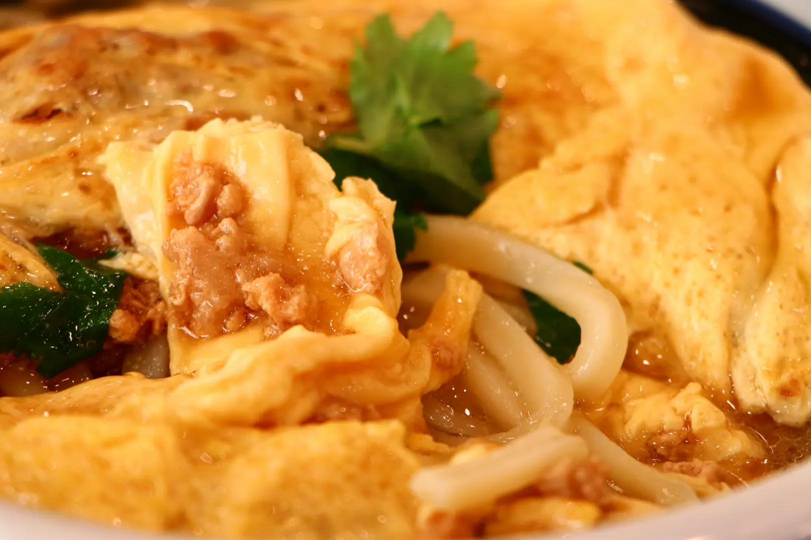 丸亀製麺の「だし玉肉づつみうどん」の上部にある出汁玉子の中身を割ったもの。そぼろが見えている