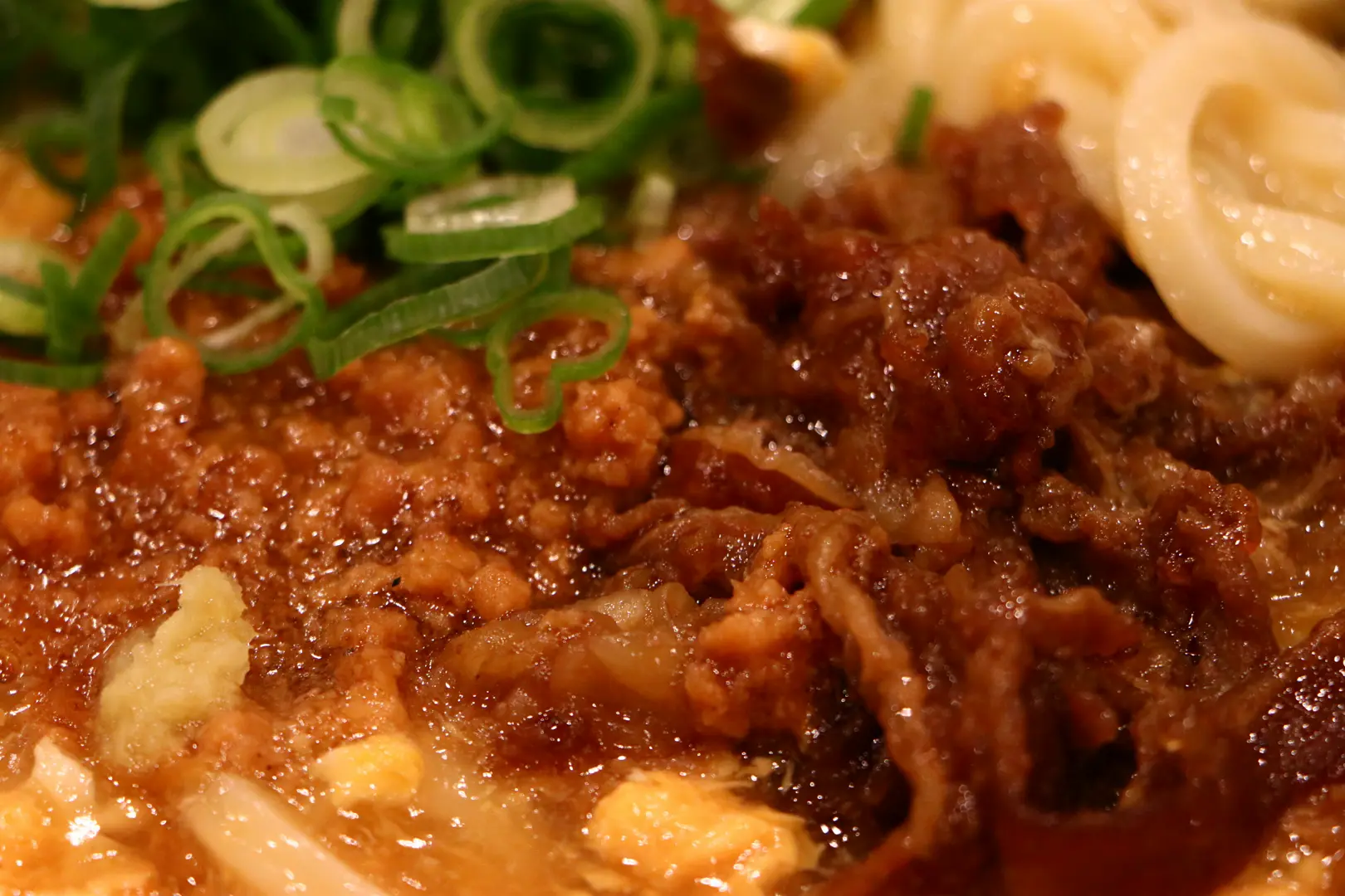 丸亀製麺「肉がさね玉子あんかけうどん」の肉部分をズームして撮影した写真。牛肉とそぼろの2種類が乗っている。