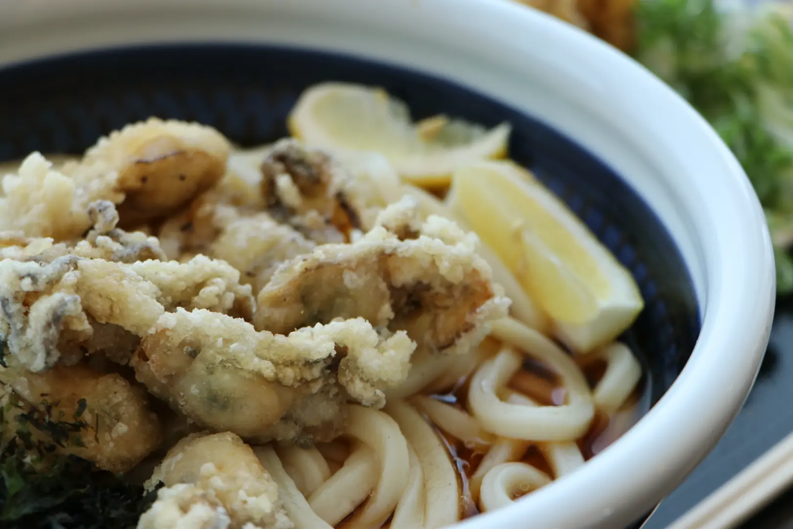 丸亀製麺の「牡蠣バターぶっかけうどん」。2025年11月撮影。