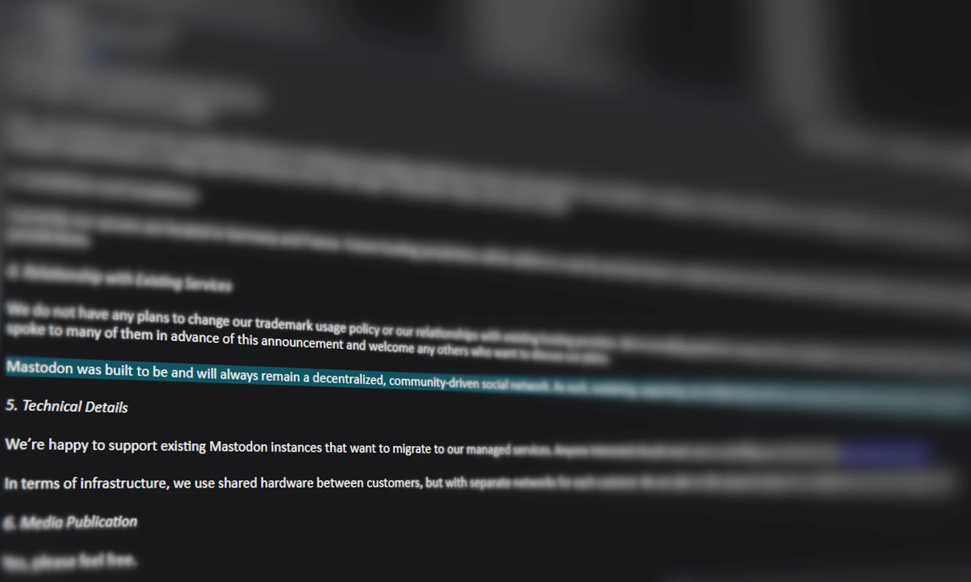 Aubryさんからの返信の一部のスクリーンショット。「Mastodon was built to be and will always remain a decentralized, community-driven…」という文章にフォーカスを当てている。