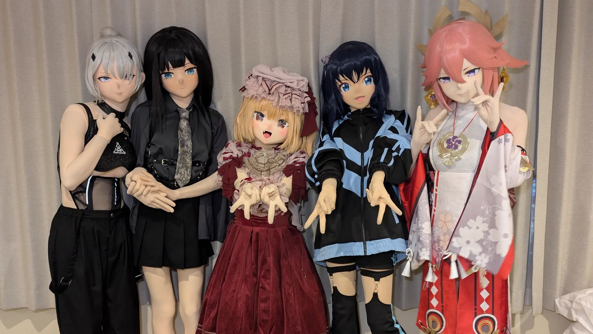 左からTeeさん・えてのわさん・Milliaさん・Osumi Akari・ここのクマさんの集合写真。ここのクマさん( https://twitter.com/kig_kokonokuma )撮影。2025/09/07 東京都にて。