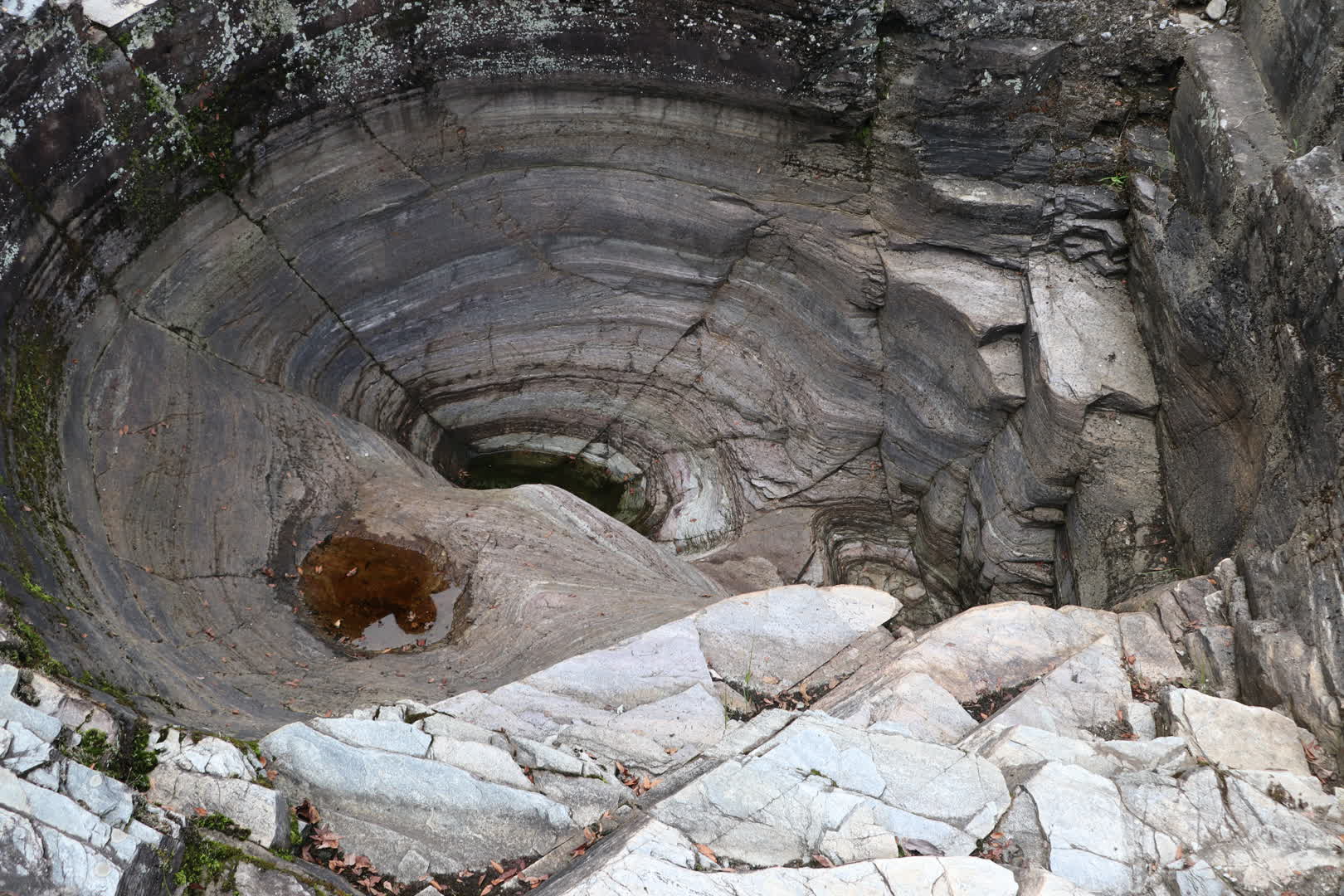 親鼻橋の近くに見られるポットホール