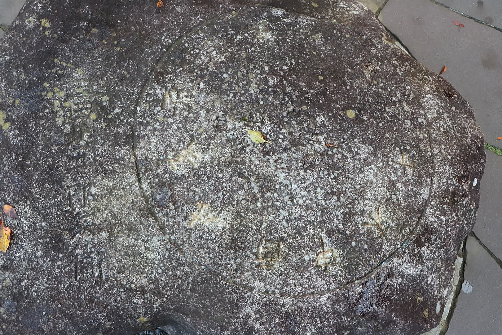 龍泉洞の入り口にある「五郎兵衛石」