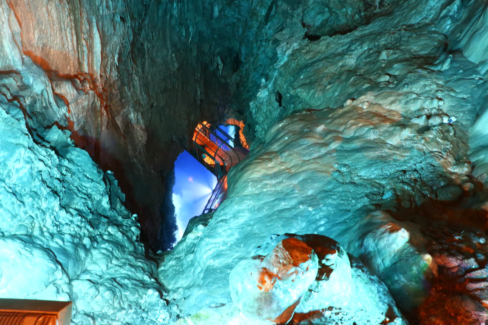 龍泉洞の第一地底湖を展望台から望む