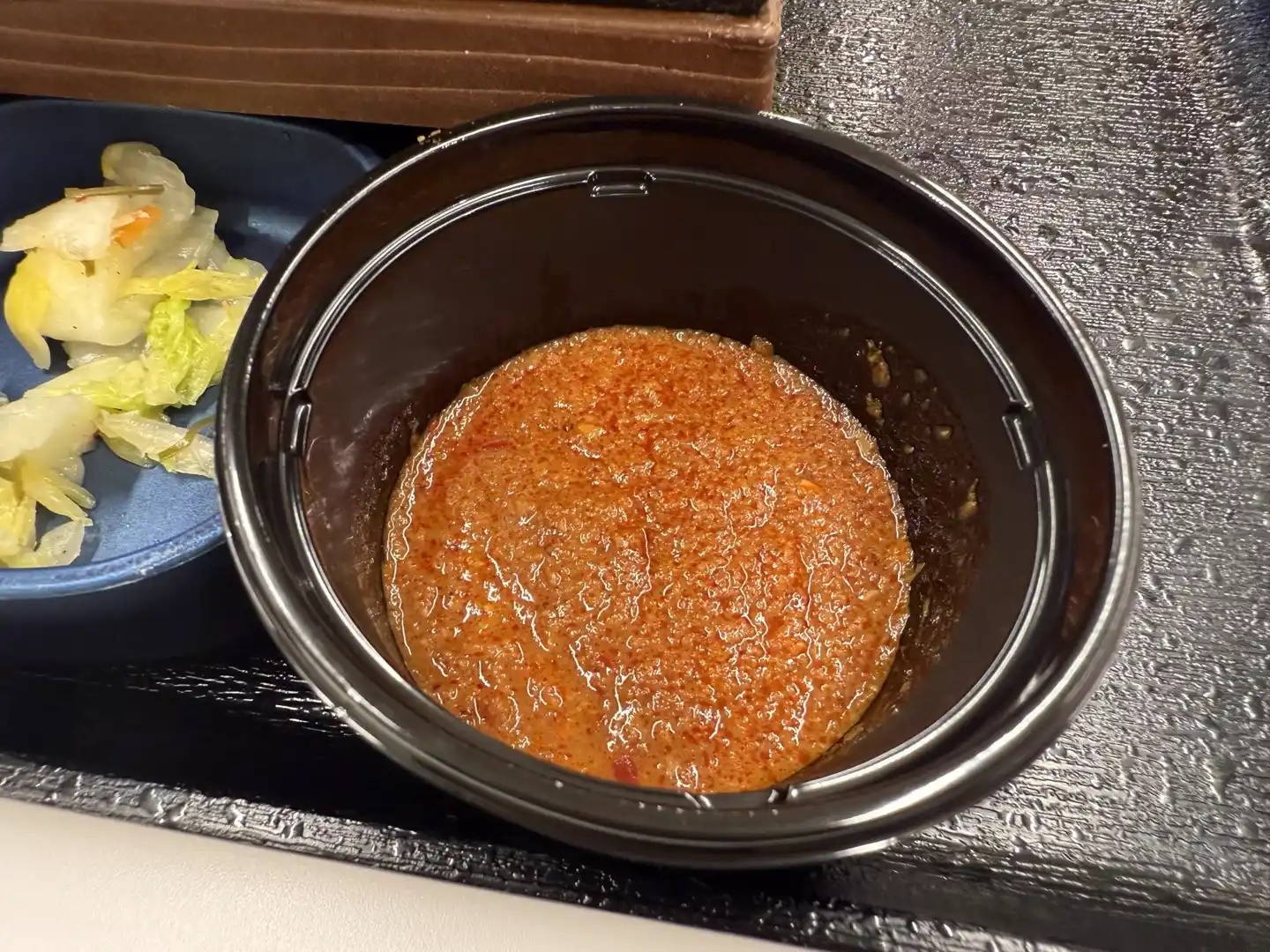 「とんこつ醬油牛鍋膳」に付属する「にんにくマシマシだれ」のアップ写真